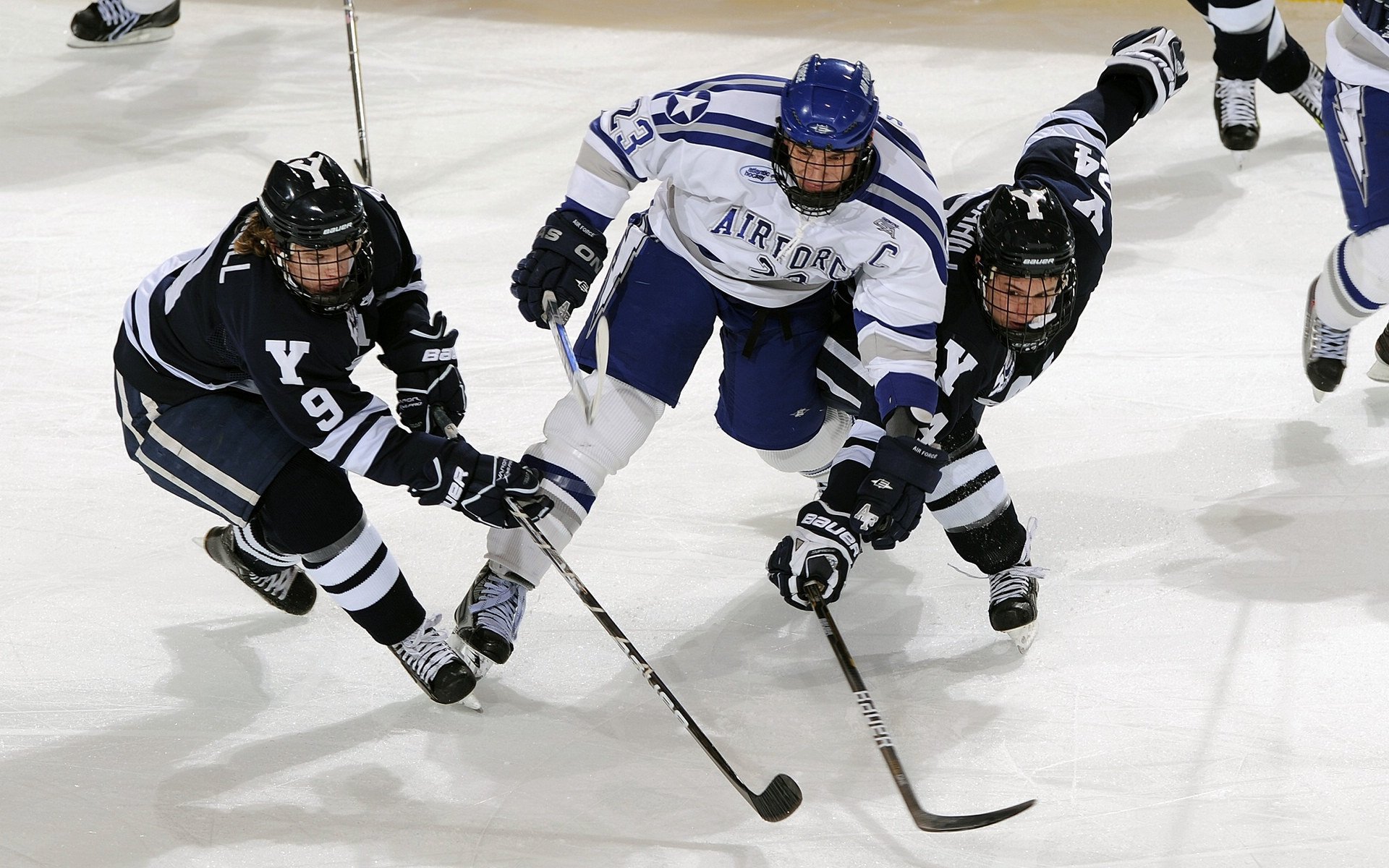 意甲比赛现场，球员讲述场上战术压力下如何应变应对，意甲对抗强度