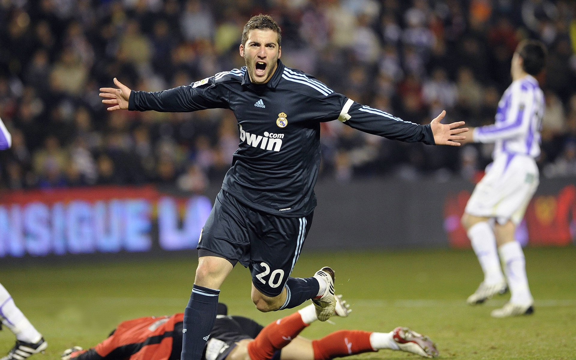 西甲：比利亚雷亚尔3-2逆转巴塞罗那，关键时刻表现抢眼，比利亚雷亚尔队